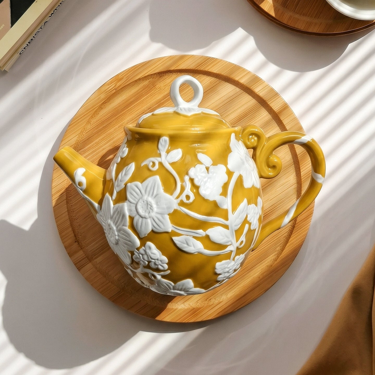 HongDian Yellow White Sunflower Embossed Ceramic Teapot,Lidded Water Kettle 9 in 1100ml 37 oz,Relief Flower Craft,Premium Porcelain,SGS Tested Underglaze Fade Resistant,Microwave Dishwasher Oven Sterilizer Safe,Tea Time Coffee Bar Gift Decor