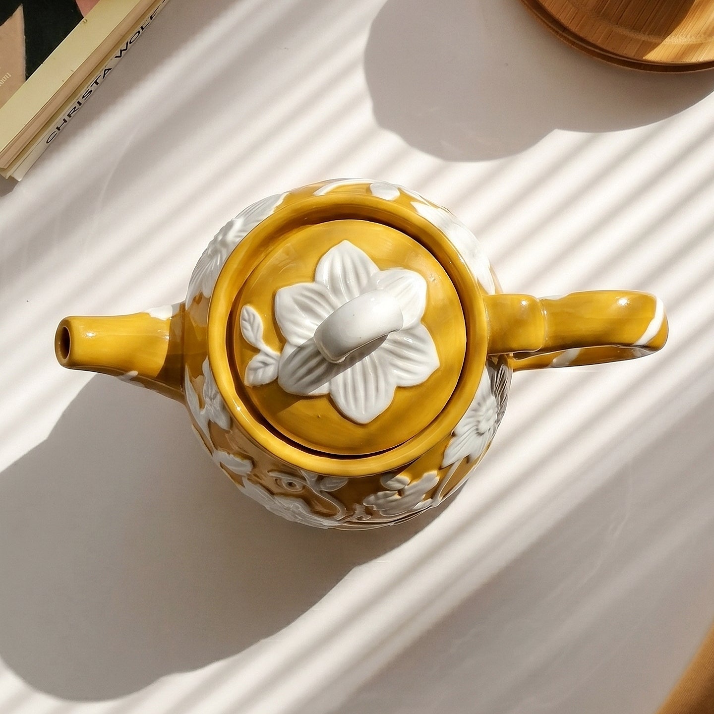 HongDian Yellow White Sunflower Embossed Ceramic Teapot,Lidded Water Kettle 9 in 1100ml 37 oz,Relief Flower Craft,Premium Porcelain,SGS Tested Underglaze Fade Resistant,Microwave Dishwasher Oven Sterilizer Safe,Tea Time Coffee Bar Gift Decor