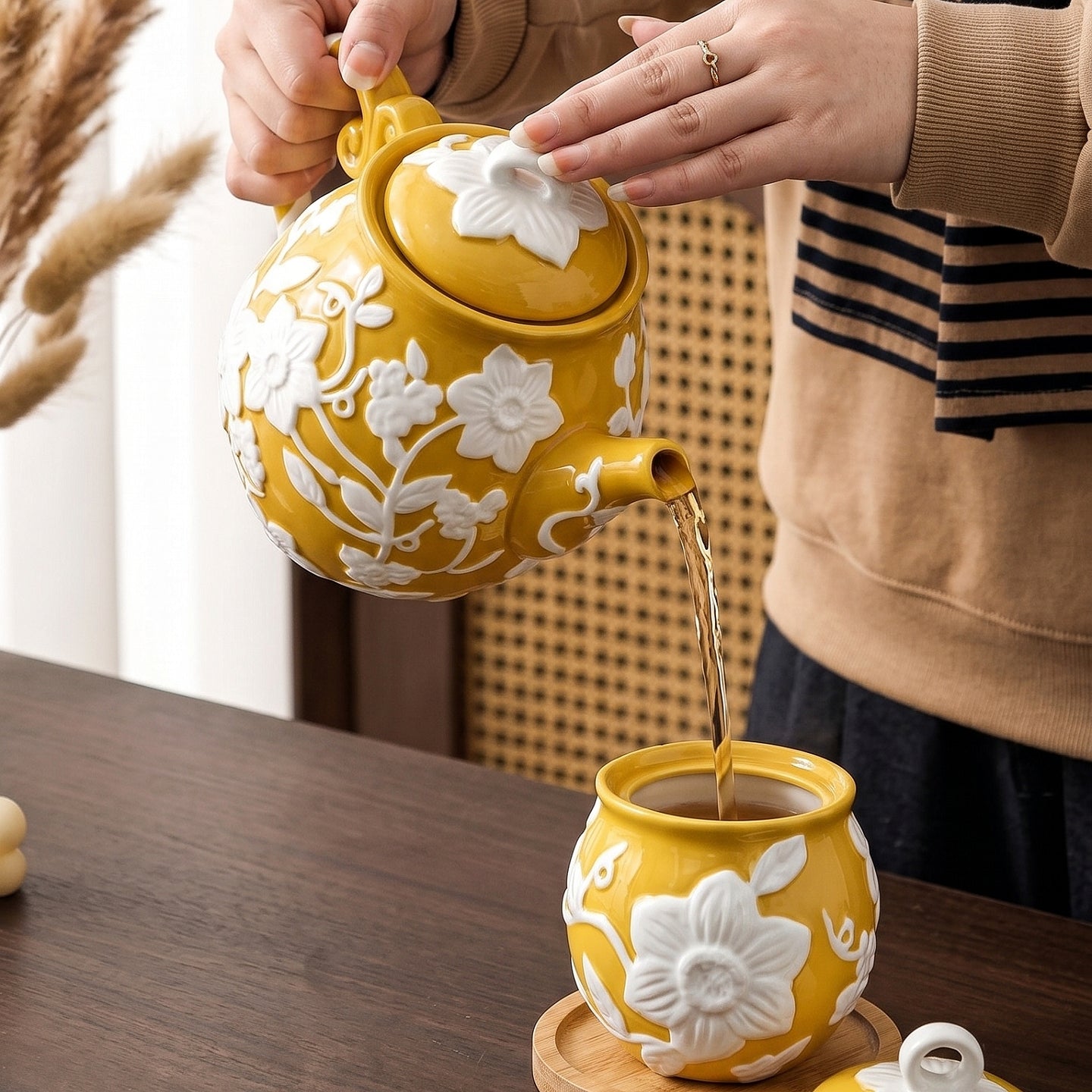 HongDian Yellow White Sunflower Embossed Ceramic Teapot,Lidded Water Kettle 9 in 1100ml 37 oz,Relief Flower Craft,Premium Porcelain,SGS Tested Underglaze Fade Resistant,Microwave Dishwasher Oven Sterilizer Safe,Tea Time Coffee Bar Gift Decor
