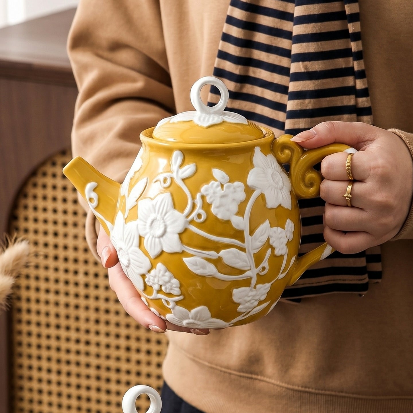 HongDian Yellow White Sunflower Embossed Ceramic Teapot,Lidded Water Kettle 9 in 1100ml 37 oz,Relief Flower Craft,Premium Porcelain,SGS Tested Underglaze Fade Resistant,Microwave Dishwasher Oven Sterilizer Safe,Tea Time Coffee Bar Gift Decor