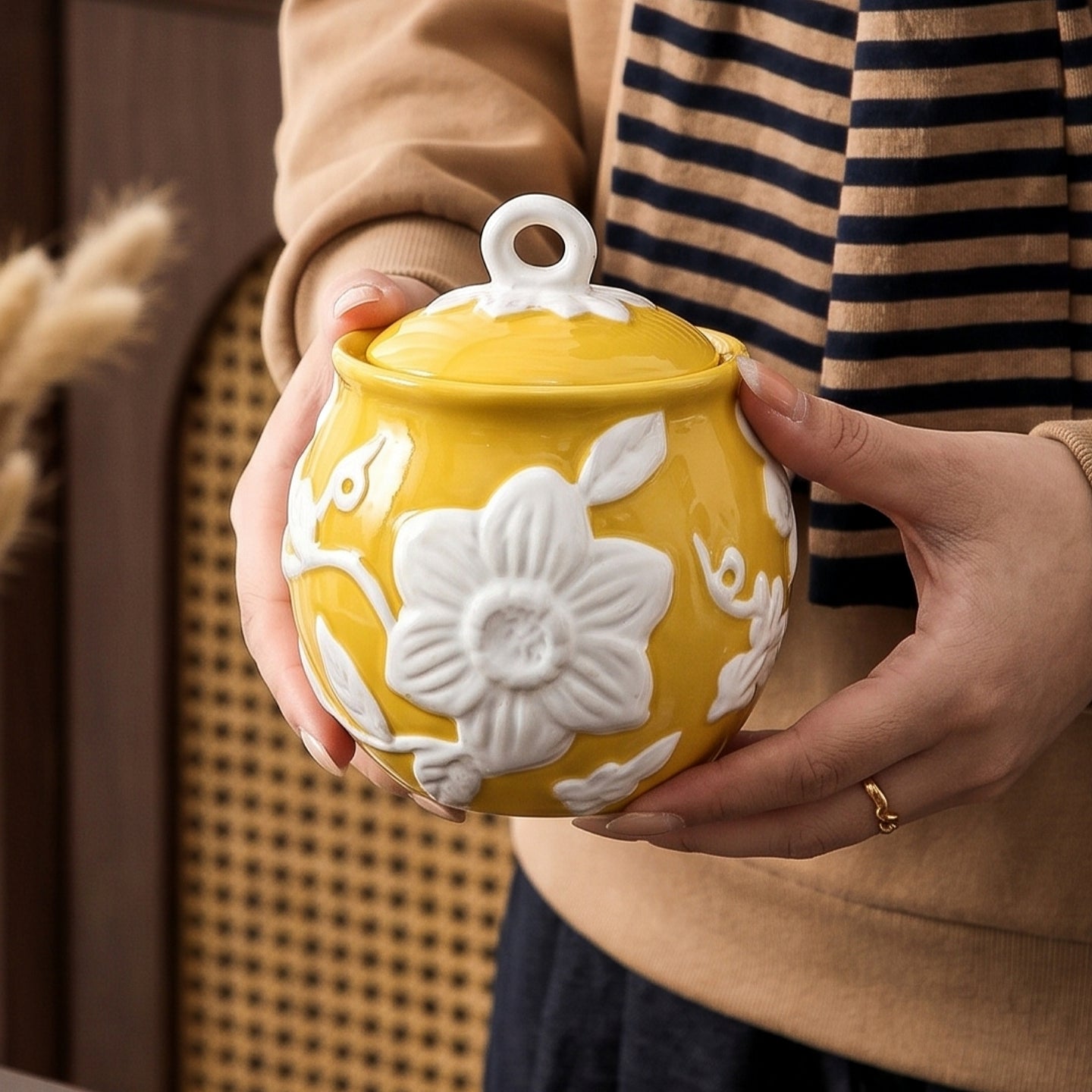 HongDian Yellow White Sunflower Embossed Ceramic Teapot,Lidded Water Kettle 9 in 1100ml 37 oz,Relief Flower Craft,Premium Porcelain,SGS Tested Underglaze Fade Resistant,Microwave Dishwasher Oven Sterilizer Safe,Tea Time Coffee Bar Gift Decor