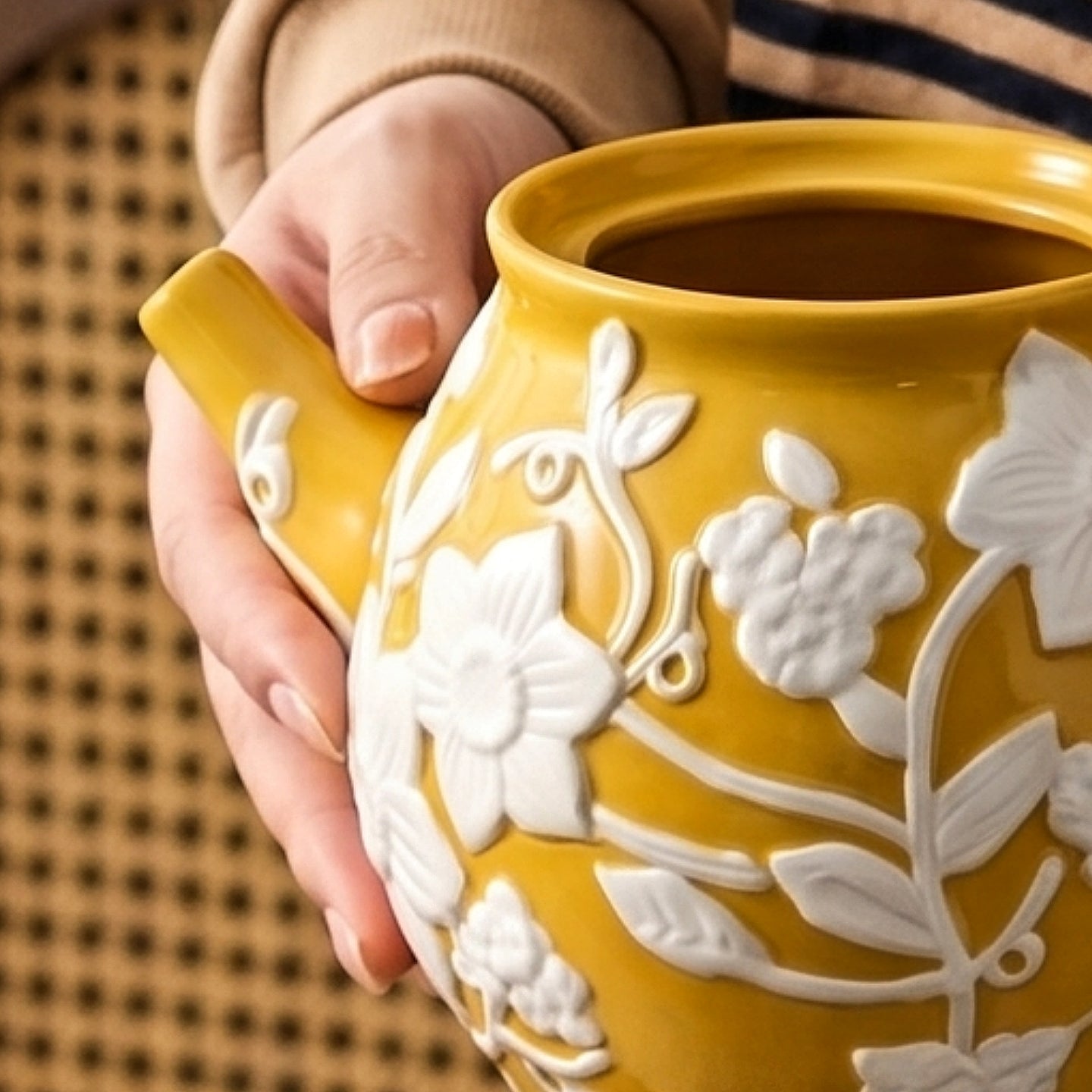 HongDian Yellow White Sunflower Embossed Ceramic Teapot,Lidded Water Kettle 9 in 1100ml 37 oz,Relief Flower Craft,Premium Porcelain,SGS Tested Underglaze Fade Resistant,Microwave Dishwasher Oven Sterilizer Safe,Tea Time Coffee Bar Gift Decor