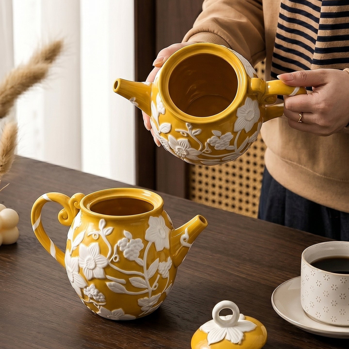 HongDian Yellow White Sunflower Embossed Ceramic Teapot,Lidded Water Kettle 9 in 1100ml 37 oz,Relief Flower Craft,Premium Porcelain,SGS Tested Underglaze Fade Resistant,Microwave Dishwasher Oven Sterilizer Safe,Tea Time Coffee Bar Gift Decor